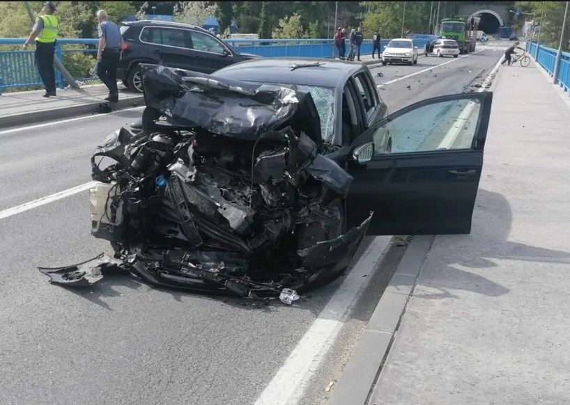 Ukrao Golf pa se sudario na mostu, zadobio teške povrede, žena iskočila iz auta