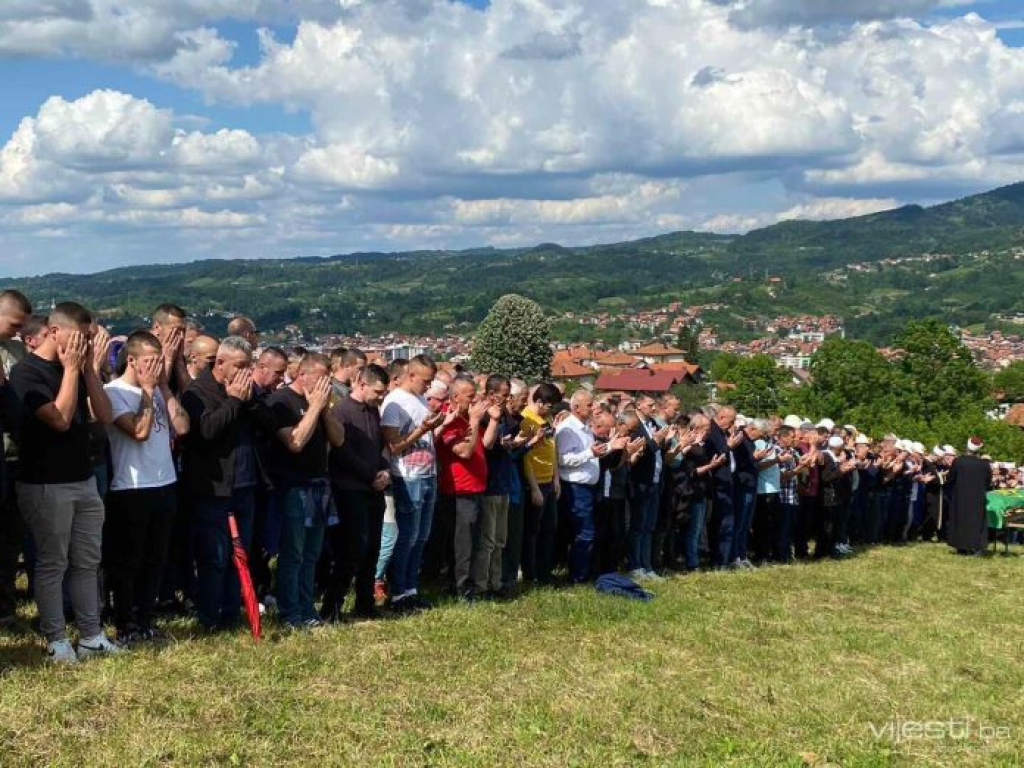 Stotine građana ispratilo Asima Šehanovića na posljednji počinak