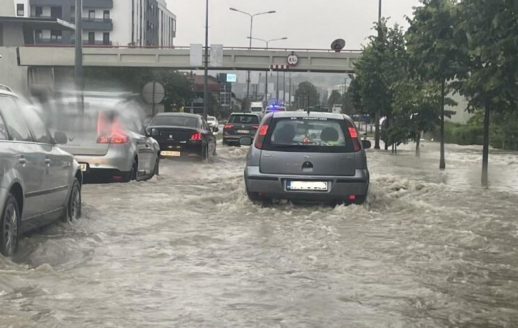 (VIDEO) Pogledajte strašne posljedice nevremena: Potop u Banjoj Luci, u nekim ulicama voda dostigla skoro pola metra