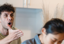 Samo sam otvorila njegov prtljažnik — i saznala istinu koju nije mogao sakriti