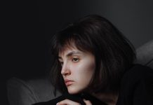 Na porodičnom ručku neko je rekao moje ime — i saznala sam tajnu koju su čuvali od mene mjesecima