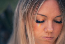 Mislila sam da je brižan muž — dok nisam otvorila vrata njegove kancelarije