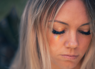 Mislila sam da je brižan muž — dok nisam otvorila vrata njegove kancelarije