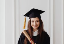 Muž je slavio razvod – a onda je ušla osoba koja je sve promenila!