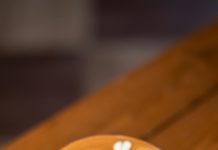 Svaki dan je naručivao dve kafe i sedeo sam – istina o praznoj stolici nas je slomila