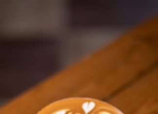 Svaki dan je naručivao dve kafe i sedeo sam – istina o praznoj stolici nas je slomila