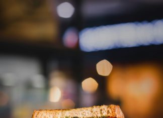 Dala sam mu sendvič misleći da je to sitnica – dvadeset godina kasnije, shvatila sam istinu