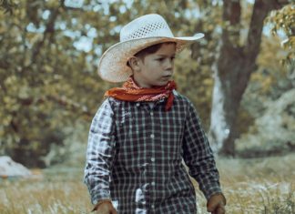 Svaki dan sam bježao od očuha do maminog groba – dok tamo nisam sreo ženu koja je izgledala kao ona.