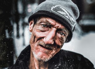 Mislio sam da neću preživjeti zimu od hladnoće — ali ono što se dogodilo preko noći me potpuno slomilo