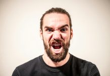 Muž i svekrva su me izbacili iz restorana na godišnjicu braka – a onda sam iza sebe čula glas koji me zaledio.