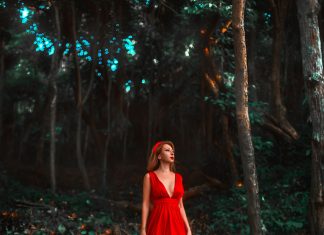 Na sahrani mog oca pojavila se nepoznata žena u crvenom