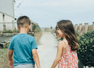 Sestra Me Je Pronašla Nakon 23 Godine, Ali Me Upozorila Na Opasnost