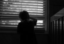 Svjetlo iz dječije sobe krilo je poruku koju niko drugi nije vidio