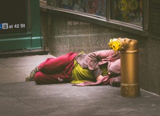 Mislili su da je beskućnica – a onda je pokazala detalj koji je sve promijenio