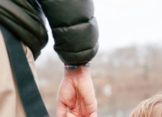 Postavila sam skrivenu kameru u garaži — i poželjela da nisam