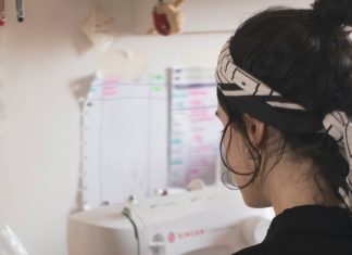 Radila sam dvije smjene da sašijem kćerki haljinu – a onda se ona pojavila s luksuznim poklonom