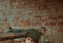 Na pijaci je ugledao ženu koja je ličila na njegovu majku — istina ga je zauvijek promijenila