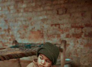 Na pijaci je ugledao ženu koja je ličila na njegovu majku — istina ga je zauvijek promijenila