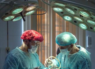 Spasio sam dječaka prve noći kao hirurg – dvadeset godina kasnije pojavio se ponovo