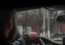 Njegovo ponašanje oko auta bilo je čudno, a istina još čudnija