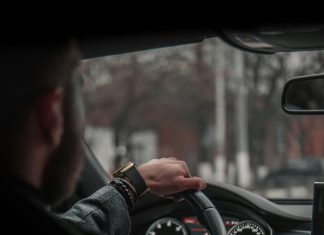 Njegovo ponašanje oko auta bilo je čudno, a istina još čudnija