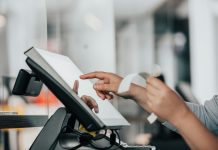 Gurnula je kolica ispred invalidskih kolica moje majke — pa se sve okrenulo