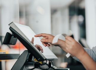 Gurnula je kolica ispred invalidskih kolica moje majke — pa se sve okrenulo