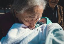 Čuvala sam bebu u sedamdesetoj i doživjela trenutak koji neću zaboraviti