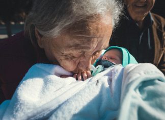 Čuvala sam bebu u sedamdesetoj i doživjela trenutak koji neću zaboraviti