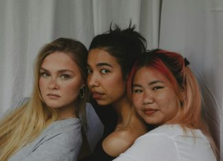 Povela sam mamu na maturu – a reakcija moje sestre šokirala je sve