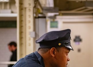 Dječak iz susjedstva nikoga nije puštao unutra – dok policajac nije zakoračio