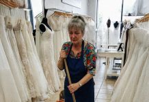 Nije znala da je čistačica njegova majka — ono što je uradio na vjenčanju sve je promijenilo