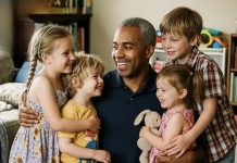 Usvojio je četvero djece — godinu kasnije otkrio istinu koja je promijenila sve