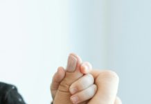 Svi su željeli da otac i beba napuste restoran — ali jedna konobarica vidjela je nešto drugo