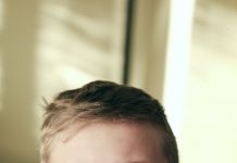 Moj usvojeni sin nikada nije govorio — ali na dan mog vjenčanja me je uhvatio za ruku i rekao nešto što me je zaledilo