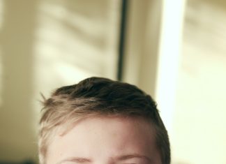 Moj usvojeni sin nikada nije govorio — ali na dan mog vjenčanja me je uhvatio za ruku i rekao nešto što me je zaledilo