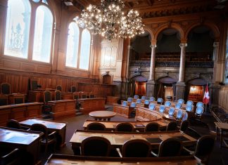 Tokom razvoda moj muž je mislio da je pobijedio — a onda je sudnica utihnula