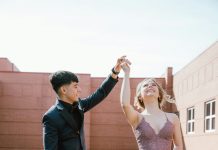 Nosila sam haljinu koju je moj brat sašio od maminih farmerki — a ono što se desilo na bini promijenilo je sve.