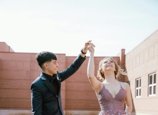 Nosila sam haljinu koju je moj brat sašio od maminih farmerki — a ono što se desilo na bini promijenilo je sve.