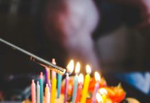 Pomogla sam majci koja nije mogla platiti rođendansku tortu — sedam dana kasnije saznala sam šokantnu istinu