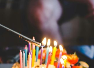 Pomogla sam majci koja nije mogla platiti rođendansku tortu — sedam dana kasnije saznala sam šokantnu istinu