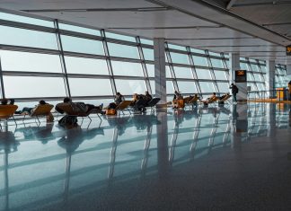 Na aerodromu sam ugledala muža sa “koleginicom” — ali ono što sam čula promijenilo je sve