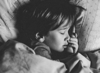 Dadilja je primijetila nešto čudno kod djevojčice — a otkriće ju je šokiralo