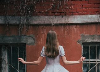 Maćeha mi je uništila suknju napravljenu od očevih kravata za maturu — ali policijska svjetla te večeri promijenila su sve.