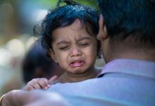 Dječak je godinama nosio aparat za sluh — a onda je jedna žena primijetila nešto čudno