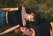 Maćeha me je odgajila nakon što je tata poginuo — godinama kasnije pronašla sam pismo koje je napisao noć prije smrti.