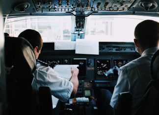 Prodala je sve da bi sinovi postali piloti — dvadeset godina kasnije su je iznenadili