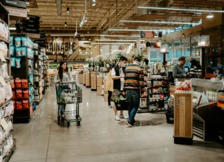 Milioner je vidio majku kako vraća mlijeko za bebu – njegova reakcija iznenadila je sve