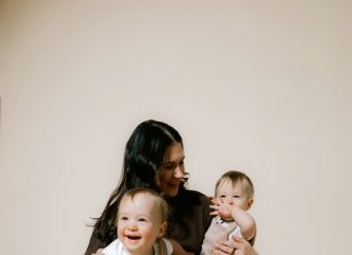 Moja kćerka je jedne noći pronašla napuštene blizance na ulici — 12 godina kasnije advokat je otkrio ISTINU koja nas je ostavila bez riječi