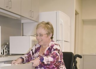 Nova njegovateljica je svake nedjelje vodila moju mamu u šetnju — kada sam poslušala snimak s kamere na vratima, sledila sam se.